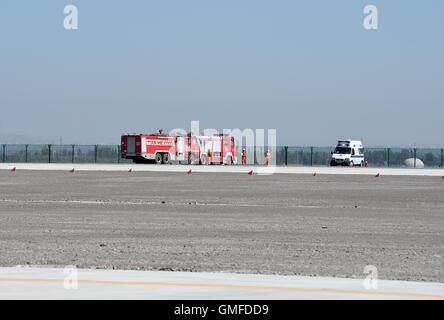 Zhangye, Chinas Provinz Gansu. 27. August 2016. Feuerwehrfahrzeuge und Krankenwagen sind am Unfallort gesehen, nachdem eine akrobatische Flugzeug auf den Boden während der 1. Silk Road International General Aviation Convention in Zhangye, Nordwesten Chinas Provinz Gansu, 27. August 2016 stark gesunken. Der Pilot der akrobatischen Ebene wurde getötet. Bildnachweis: Fan Peishen/Xinhua/Alamy Live-Nachrichten Stockfoto