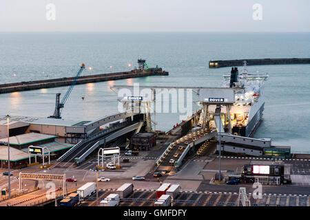 England, Dover, Hafen. DFES Autofähre, angedockt und laden mit Fahrzeugen in Dover Fährhafen, zunächst am frühen Morgen Licht. Bedeckt. Im Weitwinkel. Stockfoto