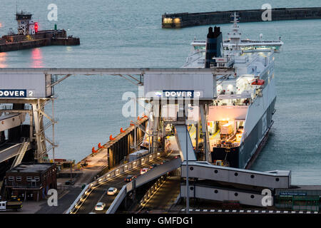 England, Dover, Port. DFDS Cross Channel Autofähre, angedockt und Laden mit Fahrzeugen in Dover Fährhafen, erstes Licht am frühen Morgen. Bedeckt. Stockfoto