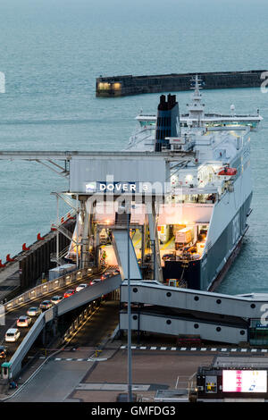 England, Dover, Port. DFDS Cross Channel Autofähre, angedockt und Laden mit Fahrzeugen in Dover Fährhafen, erstes Licht am frühen Morgen. Bedeckt. Stockfoto