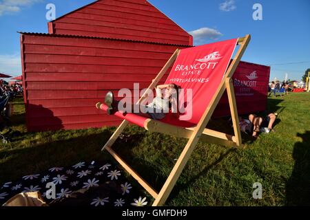 Große Feastival, Oxfordshire, Vereinigtes Königreich. Freitag, 26. August 2016. Nachtschwärmer am ersten Tag von dem Essen und Musik Festival, veranstaltet von Jamie Oliver und Alex James. Andrew Walmsley/Alamy Live-Nachrichten Stockfoto