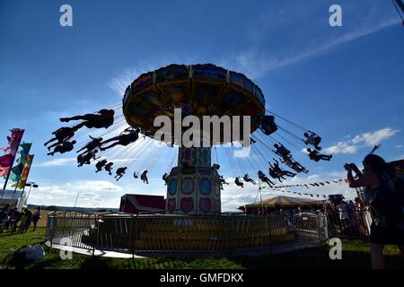 Große Feastival, Oxfordshire, Vereinigtes Königreich. Freitag, 26. August 2016. Nachtschwärmer am ersten Tag von dem Essen und Musik Festival, veranstaltet von Jamie Oliver und Alex James. Andrew Walmsley/Alamy Live-Nachrichten Stockfoto