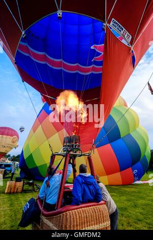 Strathaven, Schottland, Großbritannien. 27. August 2016. Strathaven-Ballon-Festival ist eine jährliche Veranstaltung, und das einzige seiner Art in Schottland in 2016 vom 26.-28. August statt. Die ersten Flüge des Festivals fand am Morgen des Samstag, den 27. August feuern die Brenner in Vorbereitung für einen Flug. Bildnachweis: Andrew Wilson/Alamy Live-Nachrichten Stockfoto