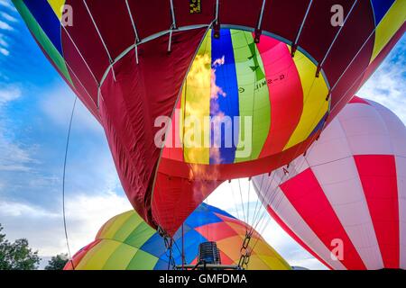 Strathaven, Schottland, Großbritannien. 27. August 2016. Strathaven-Ballon-Festival ist eine jährliche Veranstaltung, und das einzige seiner Art in Schottland in 2016 vom 26.-28. August statt. Die ersten Flüge des Festivals fand am Morgen des Samstag, den 27. August feuern die Brenner in Vorbereitung für einen Flug. Bildnachweis: Andrew Wilson/Alamy Live-Nachrichten Stockfoto