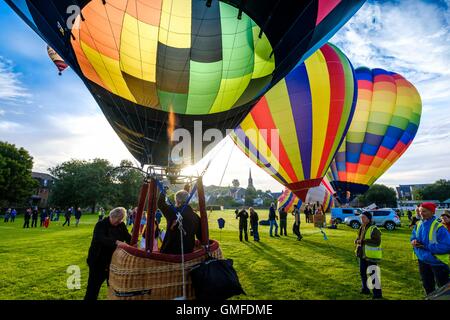 Strathaven, Schottland, Großbritannien. 27. August 2016. Strathaven-Ballon-Festival ist eine jährliche Veranstaltung, und das einzige seiner Art in Schottland in 2016 vom 26.-28. August statt. Die ersten Flüge des Festivals fand am Morgen des Samstag, den 27. August feuern die Brenner in Vorbereitung für einen Flug. Bildnachweis: Andrew Wilson/Alamy Live-Nachrichten Stockfoto