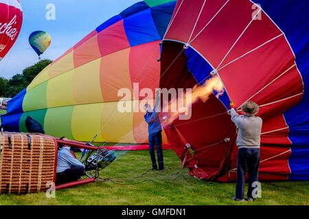 Strathaven, Schottland, Großbritannien. 27. August 2016. Strathaven-Ballon-Festival ist eine jährliche Veranstaltung, und das einzige seiner Art in Schottland in 2016 vom 26.-28. August statt. Die ersten Flüge des Festivals fand am Morgen des Samstag, den 27. August feuern die Brenner in Vorbereitung für einen Flug. Bildnachweis: Andrew Wilson/Alamy Live-Nachrichten Stockfoto