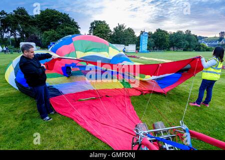 Strathaven, Schottland, Großbritannien. 27. August 2016. Strathaven-Ballon-Festival ist eine jährliche Veranstaltung, und das einzige seiner Art in Schottland in 2016 vom 26.-28. August statt. Die ersten Flüge des Festivals fand im Morgengrauen am Samstag 27. August Flug einen Ballon vorbereiten. Bildnachweis: Andrew Wilson/Alamy Live-Nachrichten Stockfoto