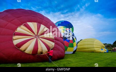 Strathaven, Schottland, Großbritannien. 27. August 2016. Strathaven-Ballon-Festival ist eine jährliche Veranstaltung, und das einzige seiner Art in Schottland in 2016 vom 26.-28. August statt. Die ersten Flüge des Festivals fand am Morgen des Samstag, den 27. August Flug die Ballons vorbereiten. Bildnachweis: Andrew Wilson/Alamy Live-Nachrichten Stockfoto