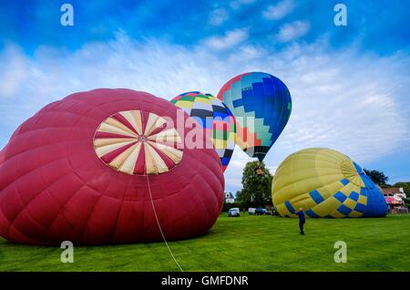 Strathaven, Schottland, Großbritannien. 27. August 2016. Strathaven-Ballon-Festival ist eine jährliche Veranstaltung, und das einzige seiner Art in Schottland in 2016 vom 26.-28. August statt. Die ersten Flüge des Festivals fand am Morgen des Samstag, den 27. August Flug die Ballons vorbereiten. Bildnachweis: Andrew Wilson/Alamy Live-Nachrichten Stockfoto