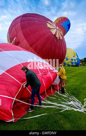 Strathaven, Schottland, Großbritannien. 27. August 2016. Strathaven-Ballon-Festival ist eine jährliche Veranstaltung, und das einzige seiner Art in Schottland in 2016 vom 26.-28. August statt. Die ersten Flüge des Festivals fand am Morgen des Samstag, den 27. August Flug die Ballons vorbereiten. Bildnachweis: Andrew Wilson/Alamy Live-Nachrichten Stockfoto