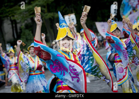 Tokio, Japan. 27. August 2016. Teilnehmer führen ein Volkstanz während des jährlichen Yosakoi Festival in Tokio. Yosakoi ist eine einzigartige Art von einem japanischen traditionellen Sommer-Tanz-Bewegungen mit moderner Musik. Bildnachweis: Alessandro Di Ciommo/ZUMA Draht/Alamy Live-Nachrichten Stockfoto