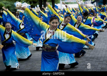 Tokio, Japan. 27. August 2016. Teilnehmer führen ein Volkstanz während des jährlichen Yosakoi Festival in Tokio. Yosakoi ist eine einzigartige Art von einem japanischen traditionellen Sommer-Tanz-Bewegungen mit moderner Musik. Bildnachweis: Alessandro Di Ciommo/ZUMA Draht/Alamy Live-Nachrichten Stockfoto