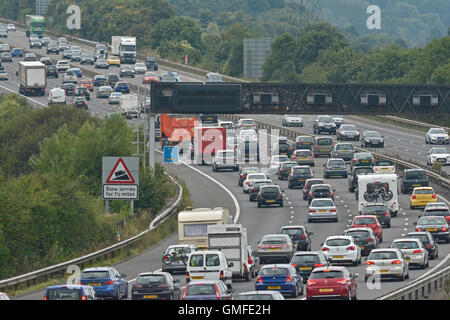 Bristol, UK. 27. August 2016. Bank Holiday Wochenende Verkehr gesehen gehen Süden gebundene auf M5 von Gordano Dienstleistungen. Robert Timoney/AlamyLiveNews. Stockfoto