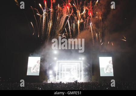 26. August 2016 - Simon Neil, James Johnston und Ben Johnston der schottischen Rockband, Biffy Clyro, schließen Tag 1 beim Leeds Festival, 2016 Credit: Myles Wright/ZUMA Draht/Alamy Live News Stockfoto