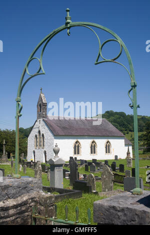 Talley Kirche gesehen vom Tor zum Kirchhof Stockfoto