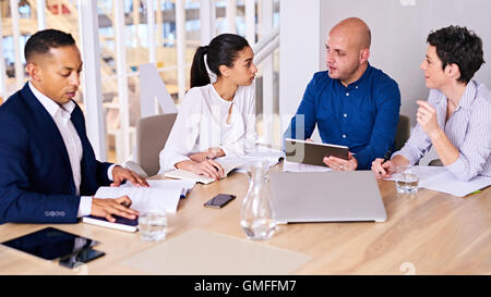 Junge Unternehmer beschäftigt miteinander zu reden, treffen Stockfoto