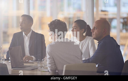 dynamische Gruppe von unterschiedlichen Multiethinic Geschäftsleute in modernen Büro Stockfoto