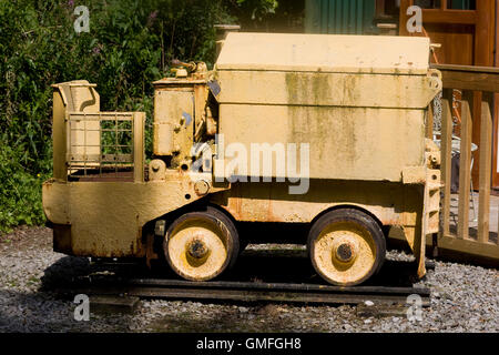 Metall LKW auf Schienen an Dolaucothi Goldmine Stockfoto