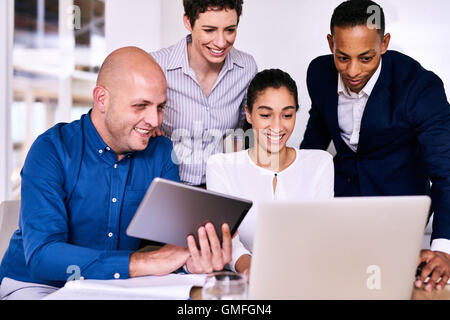 Gruppe von verschiedenen Unternehmern Blick auf einen Computer und tablet Stockfoto