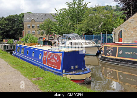 Schmale Boote vertäut im Hafen am Rochdale Kanal, Hebden Bridge Stockfoto