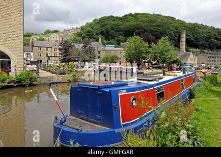 Schmale Boote vertäut im Hafen am Rochdale Kanal, Hebden Bridge Stockfoto