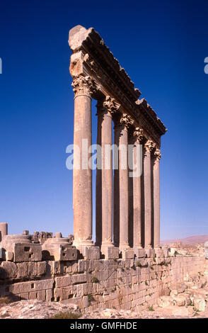 Reste von Säulen des großen Tempel des Jupiter Baal, Baalbek, Libanon Stockfoto