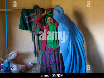 Afghanische Frau trägt eine Burka, Badakhshan Provinz, Zebak, Afghanistan Stockfoto