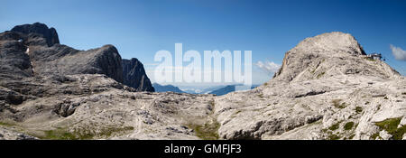 Die Dolomiten, Trentino, Norditalien. Die Croda di Roda, Cima della Rosetta und Seilbahn Station in der Pale di San Martino Stockfoto