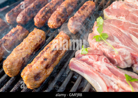 Köstliche Australian gemacht Chevapchichi Wurst Rollen und Einsätze auf Grill gegart Stockfoto