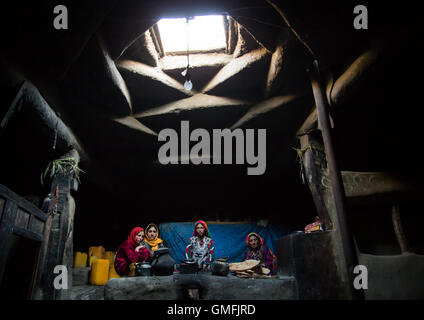 Afghanische Familie in ihrem traditionellen Pamiri Haus, Badakhshan Provinz Khandood, Afghanistan Stockfoto