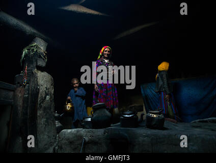 Afghanische Familie in ihrem traditionellen Pamiri Haus, Badakhshan Provinz Khandood, Afghanistan Stockfoto