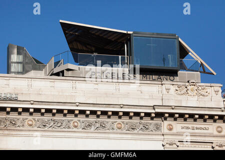 Priceless Milano Restaurant auf dem Dach des Palastes der Banca Commerciale Italiana in Piazza della Scala in Mailand, Lombardei, Italien. Der Palast von der Banca Commerciale Italiana, die italienischen Architekten Luca Beltrami wurde im frühen 20. Jahrhundert erbaut. Entworfen von Mailänder Studio Park Associati temporäre Restaurant wurde im Jahr 2015 auf dem Dach installiert. Stockfoto