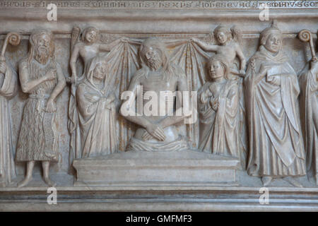 Grablegung Christi. Gotisches Relief auf dem Sockel der das Reiterdenkmal Bernabo Visconti entworfen vom italienischen Bildhauer Bonino da Campione (1363) angezeigt, in das Museum für alte Kunst im Castello Sforzesco in Mailand, Lombardei, Italien. Stockfoto