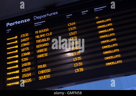 Zeitplan zeigt Zugausfälle am Bahnhof Milano Porta Garibaldi in Mailand, Lombardei, Italien, während des Tages-Bahn-Streiks in Norditalien am 6. November 2015. Stockfoto