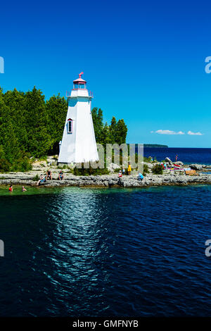 Große Badewanne Leuchtturm am Lighthouse Point in der Nähe von Tobermory markiert den Eingang zum großen Wanne Hafen, Huron-See, Ontario, Kanada Stockfoto