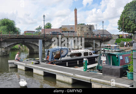 Warwickshire - Stratford-upon-Avon - am Yachthafen - Steg - vertäut Urlaub Kreuzfahrt Boote - Hintergrund-Stadt-Brücke und skyline Stockfoto