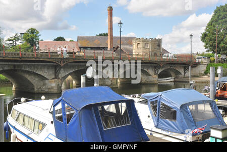 Warwickshire - Stratford-upon-Avon - am Yachthafen - festgemacht Kreuzer - Urlaub mieten - Hintergrund Stadt Brücke Sonnenlicht blauen Himmel Stockfoto