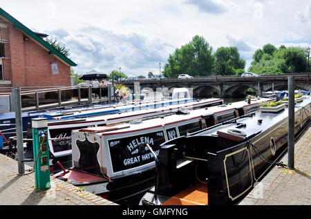 Warwickshire Stratford-upon-Avon - mieten der Fluss Avon Marina - festgemachten schmale Boote - Urlaub - Café - Kulisse Stadtbrücke Stockfoto