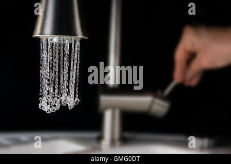 Highspeed-Bild - gerade erst Wasserfluss aus einem Wasserhahn Stockfoto