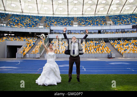 Brautpaar im Stadion Stockfoto