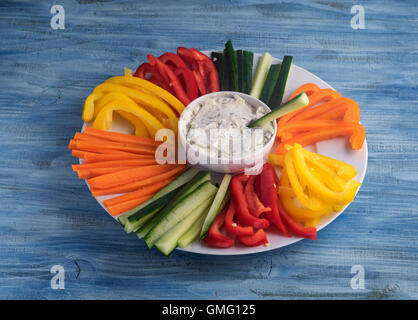 Teller mit bunte Gemüsesticks mit Dip-sauce Stockfotografie