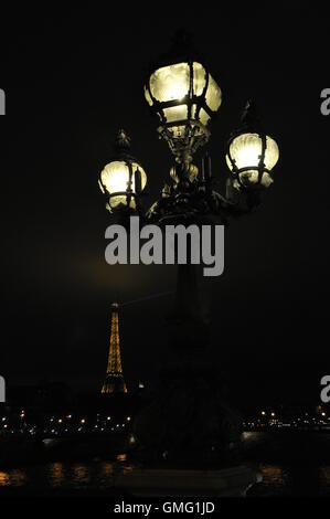 Straßenlaternen auf Pont Alexandre in Paris vor Eiffelturm. Stockfoto