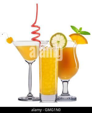 Orange Cocktail mit Früchten isoliert auf weiss Stockfoto