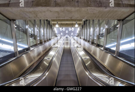 Niedrigen Winkel Blick auf eine unterirdische u-Bahn-Rolltreppe. Stockfoto