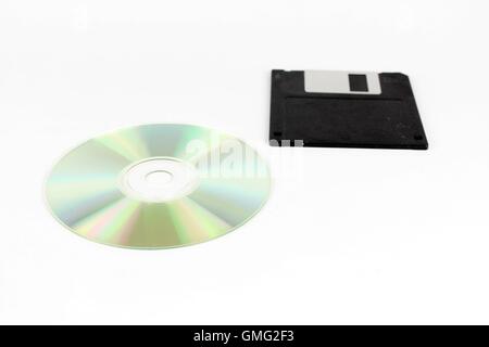 Vergleich der Cd-Rom und Diskettenlaufwerke, der PCs, die Vergangenheit und die Gegenwart oder Zukunft. Stockfoto