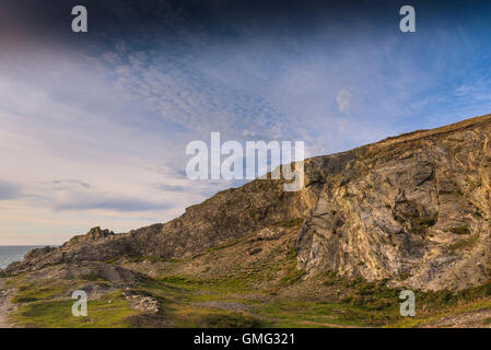 Die untergehende Sonne taucht die alten stillgelegten Steinbruch in goldenes Licht. Osten Pentire, Newquay, Cornwall. Stockfoto