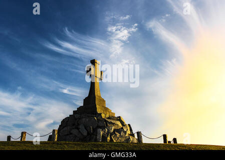 Ein spektakulärer Sonnenuntergang beleuchtet die Newquay Kriegerdenkmal in Cornwall. Stockfoto