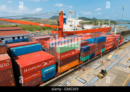 Panamakanal, Panama - 17. März 2014: Ein Frachtschiff in die Miraflores-Schleusen in den Panama-Kanal in Panama Stockfoto