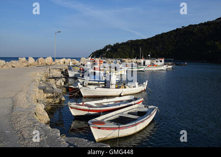 Traditionelle hölzerne Fischerboote vertäut an einem kleinen Pier in Griechenland. Stockfoto