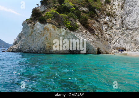 Boot am felsigen Strand. Sommer in Zakynthos, Griechenland. Stockfoto